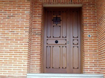 puerta exterior con pomo central hecha por Carpintería Arce