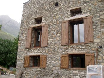 marcos y puertas de madera hechas por Carpintería Arce