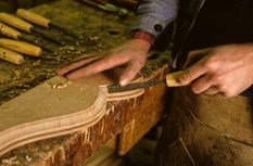 hombre tallando madera