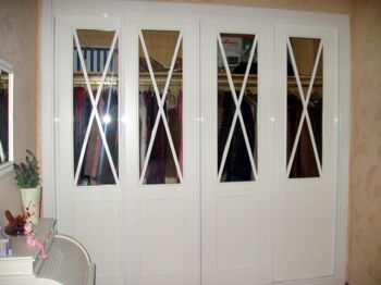puerta blanca de closet hecha por Carpintería Arce