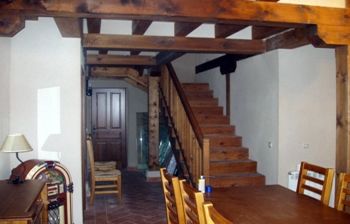 Puerta, mesa, escalera y estructura de techo de madera hecho por Carpintería Arce