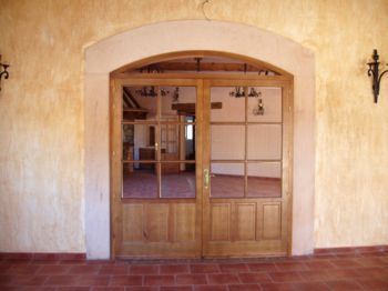 puerta con ventanales hecha por Carpintería Arce