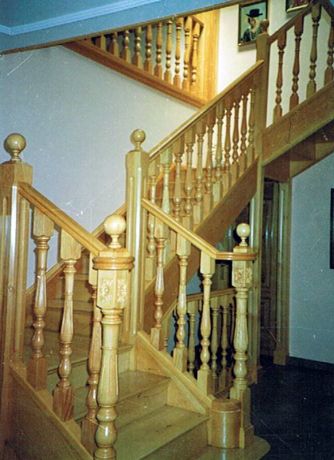 escalera de madera clara hecha por Carpintería Arce