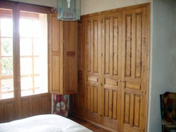 puertas de closet y ventana hechas por Carpintería Arce