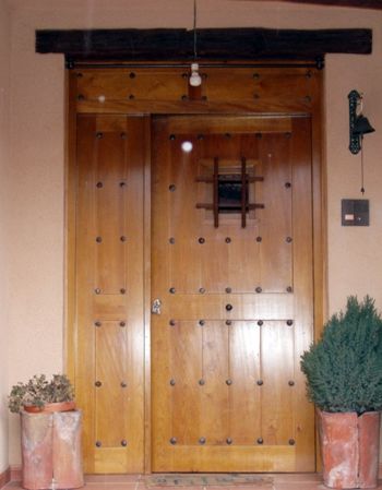 puerta exterior con ventanita hecha por Carpintería Arce