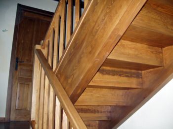 puerta y escalera de madera hecha por Carpintería Arce
